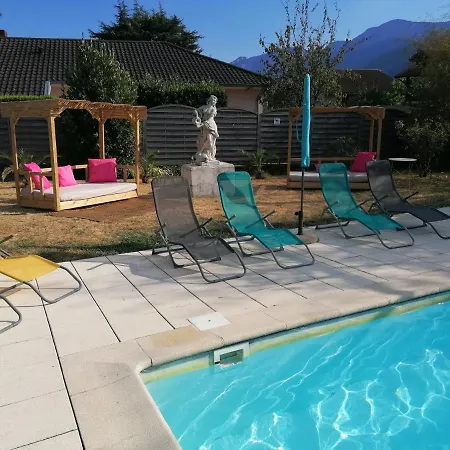 Entrechat Piscine Nyaraló