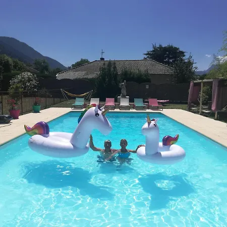 Entrechat Piscine Nyaraló Voreppe