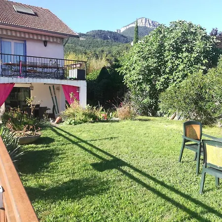 Entrechat Piscine Nyaraló *